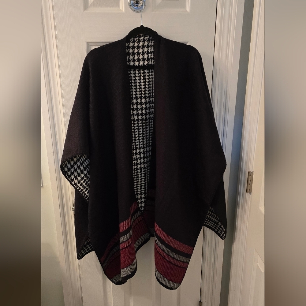 Two In One!  Reversible Black and White Houndstooth Poncho,  One Size (1105) - Picture 4 of 5